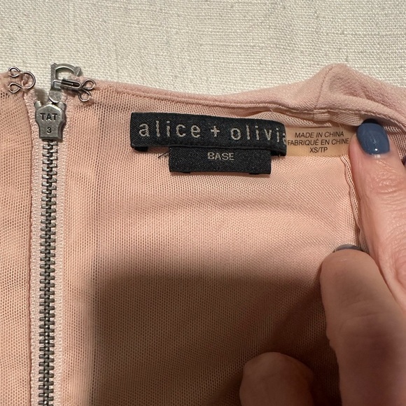 Alice + Olivia Marley Sleeveless Thing V-neck Blush Nude Bodysuit Women’s Sz XS - Picture 4 of 5